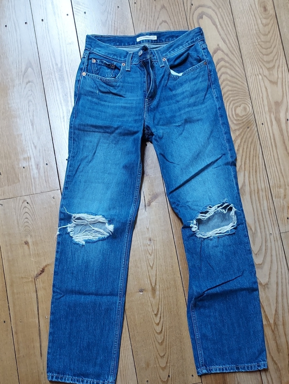 Womens Levis Distressed Low Pro Straight Size 27